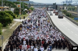 Kemal Kilicdaroglu, lider glavne opozicione turske Repubikanske partije hpoda sa hiljadama pristalica 21. dana njihovog 425 kilometar dugogo "Marša za pravdu" u Izmitu, Turska, 5. jula 2017.