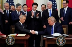 特朗普與中國副總理劉鶴在白宮簽署第一階段貿易協議。