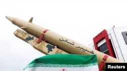 به نمایش گذاشتن یک موشک در تهران. آرشیو