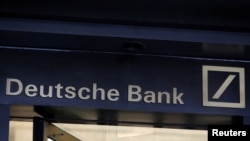 Tanda di lobi kantor pusat Deutsche Bank AS di New York City, AS, 8 Juli 2019. (REUTERS/Andrew Kelly)