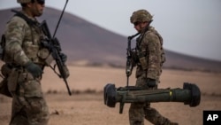 Tentara Amerika membawa roket javelin dalam latihan gabungan dengan Pasukan Demokratik Suriah di wilayah Deir Ezzor di timur laut Suriah, pada 8 Desember 2021. (Foto: AP/Baderkhan Ahmad)