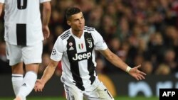 Pemain penyerang Juventus, Cristiano Ronaldo, tampak berbicara dengan wasit dalam laga Grup H Liga Champion antara Juventus melawan Manchester United di Stadion Old Trafford di Manchester, 23 Oktober 2018.