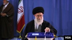 Pemimpin Tertinggi Iran Ayatollah Khamenei memberikan suaranya dalam Pemilu Parlemen Iran (Foto: dok).