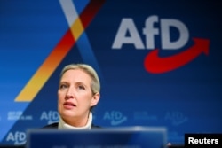 FILE - Alice Weidel, salah satu pemimpin Partai Alternatif untuk Jerman, menghadiri konferensi pers di Berlin pada 7 Desember 2024.