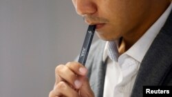 Minimnya regulasi dinilai mempermudah anak-anak di bawah umur membeli rokok elektronik (foto: ilustrasi).
