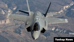 미국의 차세대 통합전투용 공격기 개발사업에서 공개해 테스트 비행 중인 F-35A.