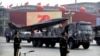 Sebuah truk militer China membawa misil nuklir dalam parade peringatan 70 Tahun Partai Komunis China di Beijing, 1 Oktober 2019. 