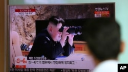 Seorang pria menonton TV yang melaporkan peluncuran rudal Korea Utara, di stasiun kereta di Seoul, Korea Selatan, 5 Juli 2017.