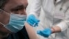 Medicinska radnica daje treću, buster dozu vakcine protiv Kovida 19 predsedniku Srbije Aleksandru Vučiću, u vakcinalnoj jedinici na Beogradsom sajmu, Beograd, 7. novembra 2021. (Foto: AP, Darko Vojinović)