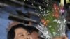 Aung San Suu Kyi Sapa Pendukung di Markas Partai