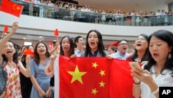 親北京的支持者手舉中國國旗在香港金融中心商場唱中國國歌。 （2019年9月12日）