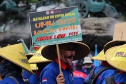 Sejumlah buruh mendengarkan pembacaan putusan uji materi UU Cipta Kerja oleh hakim Mahkamah Konstitusi, Jakarta, Kamis, 25 November 2021. (Foto: Indra Yoga/VOA)