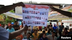 Petugas melakukan perhitungan kartu suara pada pemilu legislatif 2014 di sebuah TPS di DKI Jakarta, 9 April 2014. (Foto: dok).
