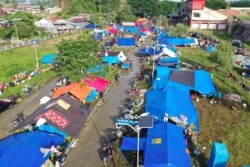 Gambar dari udara lokasi pengungsian korban gempa di Mamuju, Senin, 18 Januari 2021. (Foto: Adek Berry/AFP)
