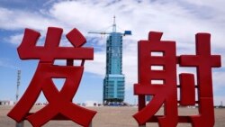 Pesawat ruang angkasa Shenzhou-12 di landasan peluncuran dekat karakter Cina bertuliskan "Luncurkan" di Pusat Peluncuran Satelit Jiuquan dekat Jiuquan, China, Rabu, 16 Juni 2021. (AP)