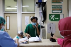 Petugas kesehatan yang mengenakan masker pelindung terlihat di ruang perawat di ruang gawat darurat RS Persahabatan, saat penyebaran COVID-19 berlanjut, di Jakarta, 13 Mei 2020. (Foto: REUTERS/Willy Kurniawan)