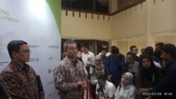 Wakil Menteri Keuangan (Wamenkeu) Suahasil Nazara (tengah) usai mengikuti diskusi tentang Kerja Sama Pemerintah dengan Badan Usaha (KPBU) di gedung Kementerian Keuangan, Jakarta, Senin, 9 Maret 2020. (Foto: Sasmito Madrim/VOA)