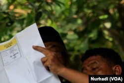 Petugas memeriksa surat suara dalam pemungutan suara 2014. (Foto: VOA/Nurhadi)