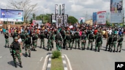 Para anggota TNI siaga dalam aksi protes di Timika, Papua (foto: dok).