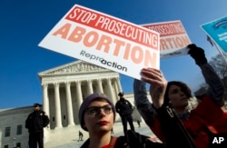 ARSIP – Aktivis pendukung hak-hak aborsi berunjuk rasa di luar gedung Mahkamah Agung AS, dalam pawai March for Life di Washington, 18 Januari 2019