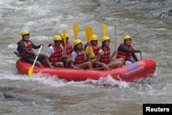 Mantan Presiden AS Barack Obama (dua dari kiri), mantan ibu negara AS Michelle (tiga dari kiri) bersama kedua putri mereka Sasha (tengah) dan Malia (dua dari kanan) rafting di Bongkasa Village, Badung Regency, Bali, Indonesia, 26 Juni 2017. (Foto: dok).
