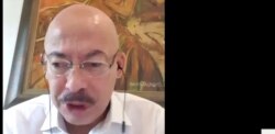 Pendiri ICEL, Mas Achmad Santosa, saat menjadi narasumber diskusi daring, Selasa, 19 Mei 2020. (Screenshot: VOA/Yudha Satriawan)
