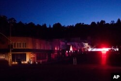 지난 10일 퍼시픽가스전기(PG&E)’의 대규모 전기 차단 시행으로 인해 미국 캘리포니아주 오클랜드 일대 마을에 전기가 끊겼다.