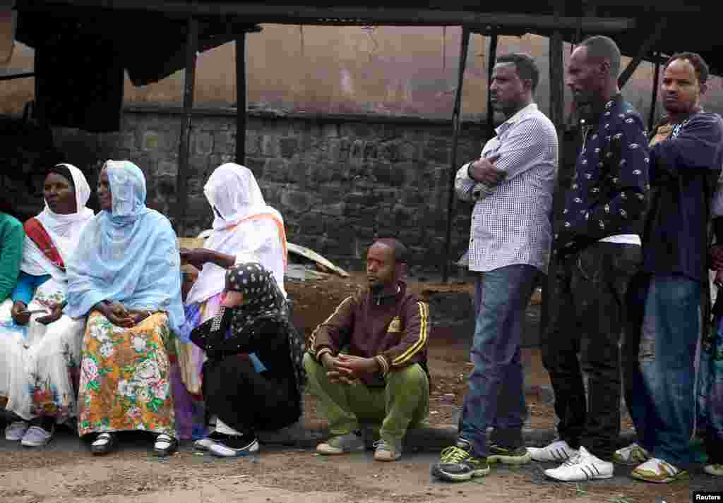 People waiting in a line cast their votes at a polling station, Addis Ababa, May 24, 2015.