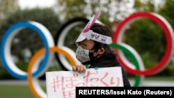 ARHIVA - Detalj sa protesta protiv održavanja Olimpijskih igara u prestonici Tokiju (Foto: Reuters/Issei Kato)