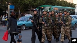 3月3日警察和武警在昆明火车站附近巡逻