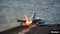 EA-18G '그라울러'가 칼 빈슨 항공모함에서 이륙하고 있다. (자료사진)