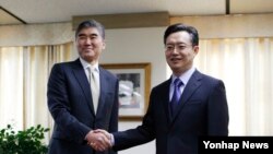 미국의 북핵 6자회담 수석대표인 성 김 미국 국무부 대북정책 특별대표 겸 동아시아·태평양담당 부차관보가 지난해 5월 서울 외교부에서 한국측 대표인 황준국 외교부 한반도평화교섭본부장과악수하고 있다. (자료사진)