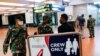 Diaspora Indonesia yang mendarat di bandara Soekarno-Hatta, Jakarta, harus melewati enam prosedur pemeriksaan terkait aturan COVID-19 (foto: ilustrasi). 