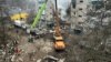 Sebuah gedung apartemen rusak berat akibat serangan drone Rusia, di tengah serangan Rusia ke Ukraina, di Sumy, Ukraina 13 Maret 2024. (Foto: REUTERS/Vitalii Hnidyi)