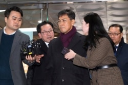 Ahn Hee-jung, center, a former governor of South Chungcheong province, arrives at the Seoul High Court in Seoul, South Korea, Feb. 1, 2019.