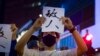 香港示威者聚集在理工大学附近高呼口号要求“放人”。（2019年11月15日）