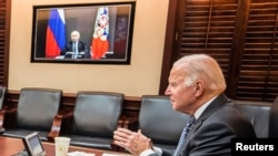 Presiden AS Joe Biden mengadakan pembicaraan virtual dengan Presiden Rusia Vladimir Putin di tengah kekhawatiran Barat bahwa Moskow berencana untuk menyerang Ukraina, di Gedung Putih, 7 Desember 2021. (Foto: Reuters)