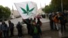 Seorang pria mengibarkan sebuah bendera dalam demonstrasi menentang perdagangan gelap obat-obatan dan mendukung upaya melegalkan ganja yang ditanam sendiri untuk keperluan medis dan rekreasi di Santiago, Chile, 20April 2017.