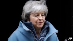 Arhiva - Britanska premijerka Tereza Mej napuša Dauning strit 10, u Londonu, 12. februara 2019.