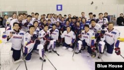 문재인 한국 대통령이 17일 진천 국가대표 선수촌을 방문하고, 아이스하키 선수들과 기념촬영을 했다. 청와대 제공 사진