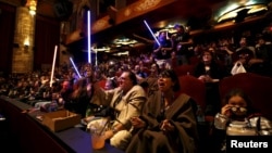 Para penonton sebelum pemutaran film "Star Wars: The Force Awakens" di bioskop "TCL Chinese Theatre" di Hollywood, California, Kamis (17/12). 