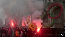 Demonstracije ispred gradske skupštine u Parizu, 14. aprila 2023. (Foto: AP/Lewis Joly)