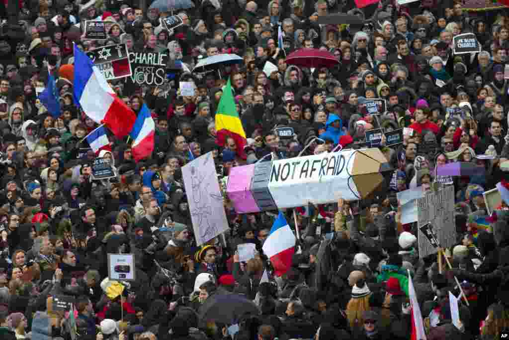 Ribuan orang memadati lapangan ikonik Perancis, "Republique Square" (11/1), dalam aksi solidaritas untuk menghormati 17 korban aksi teror yang berlangsung selama tiga hari di Paris dalam minggu ini.
