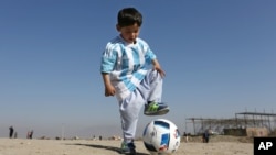 Murtaza Ahmadi, anak Afghanistan berusia lima tahun dengan seragam sepakbola yang ditandatangani Lionel Messi.