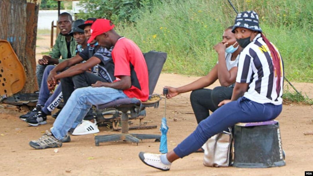 Abadabuka eZimbabwe abadinga imisebenzi kweleBotswana. (VOA)
