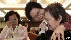 23일 금강산에서 열린 남북한 2차 이산가족 상봉행사에서, 60여년 이상 헤어졌던 가족들이 감격의 재회를 했다. 상봉 행사에는 북측 신청자 88명과 남측 가족 357명이 만남에 나섰습니다.
