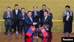 지난해 10월 평양을 방문한 몽골 대표단이 북한과 협력관계 교류계획에 합의했다. 차이야 엘벡도르지 몽골 대통령(왼쪽 세번째)과 김영남 북한 최고 인민회의 상임위원장(왼쪽 네번째)이 뒷 줄에 있다. (자료사진)