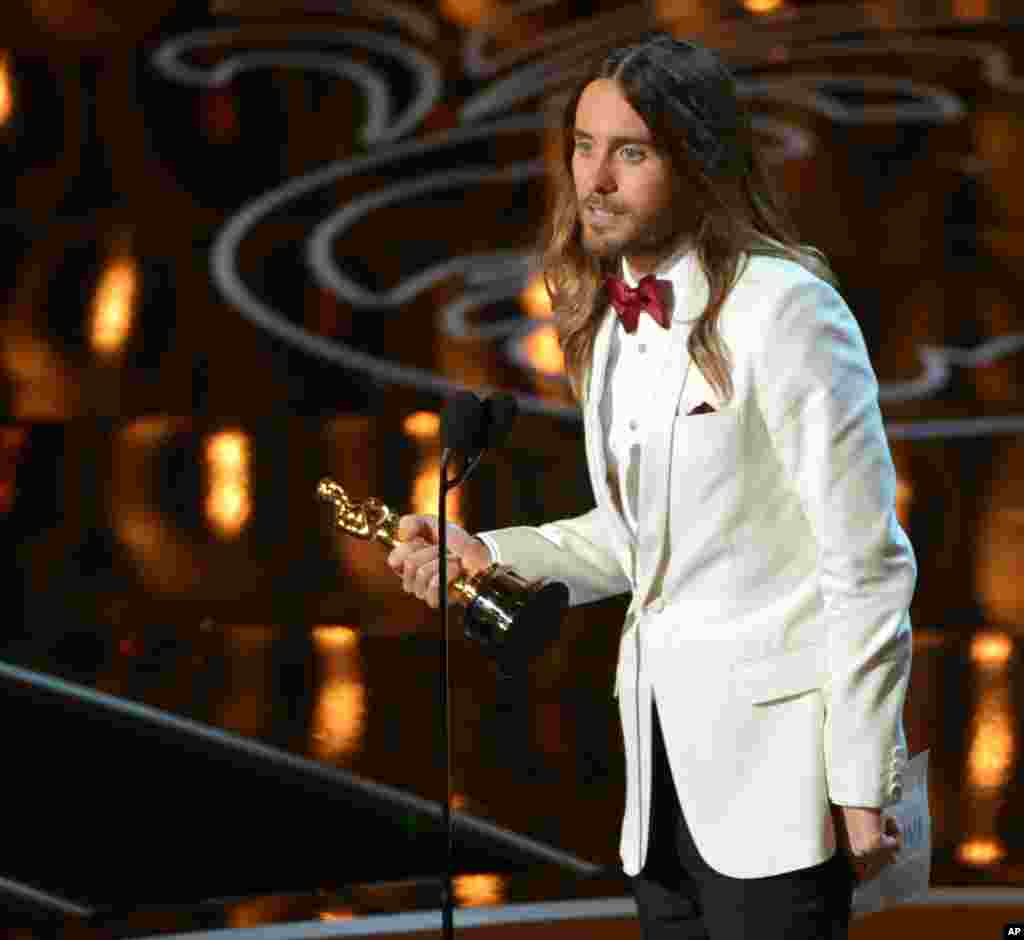 Jared Leto menerima penghargaan Academy Awards ke-86 untuk aktor pendukung terbaik untuk film “Dallas Buyers Club”. (AP/John Shearer)