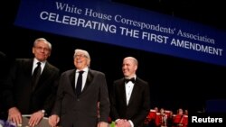 Dari kiri ke kanan: Editor Washington Post Bob Woodward, mantan wartawan Washington Post Bob Carl Bernstein dan Presiden Asosiasi Koresponden Gedung Putih, Jeff Mason, pada acara jamuan makan malam di Washington, 29 April 2017. 