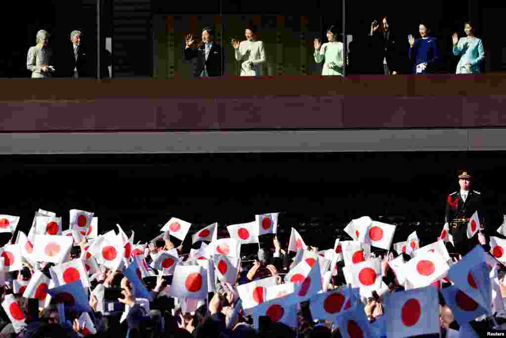 (From left to right) Japan's Empress Emerita Michiko, Emperor Emeritus Akihito, Emperor Naruhito, Empress Masako, Princess Aiko, Crown Prince Akishino, Crown Princess Kiko and Princess Kako wave to well-wishers during a public appearance for New Year celebrations at the Imperial Palace in Tokyo.